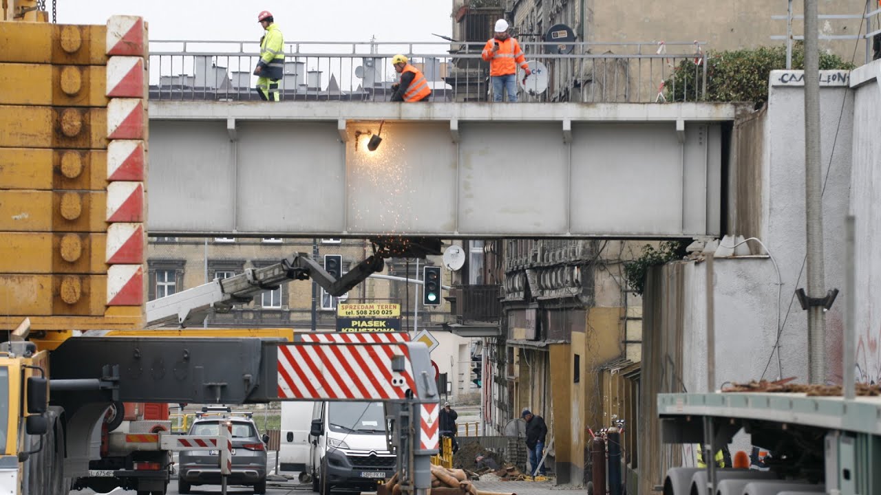 Demontaż wiaduktu na linii kolejowej 131 nad ulicą Chorzowską w Bytomiu (dzielnica Rozbark) 2-3-2024