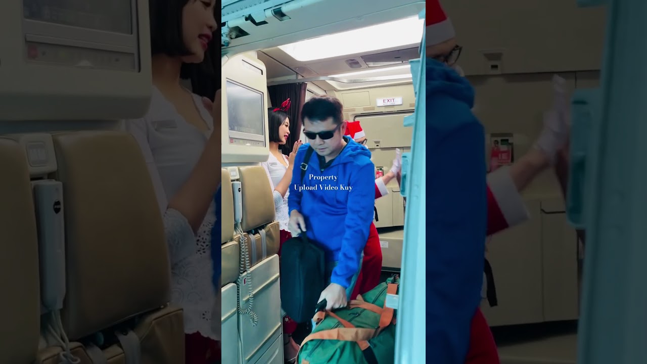 Santa onboard, Pramugari ikut seru-seruan