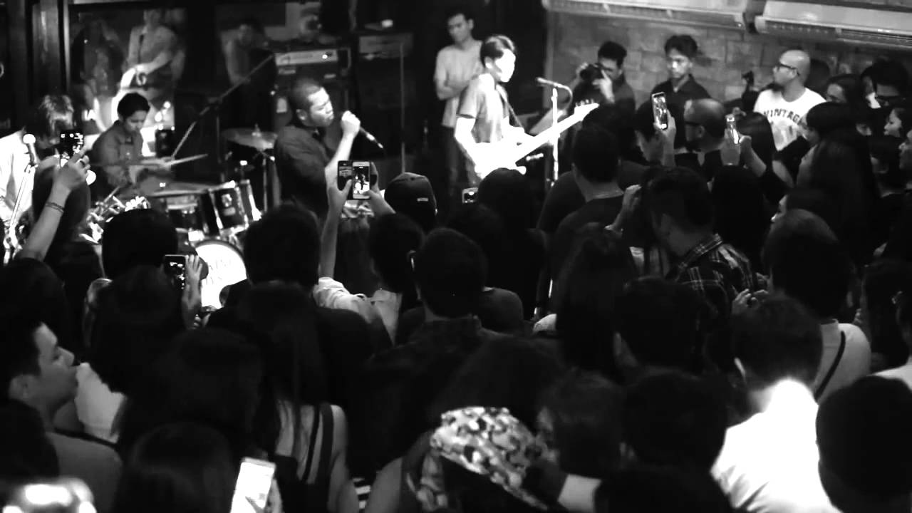 ยื้อ - Pause feat .Q Flure live at Parking Toys