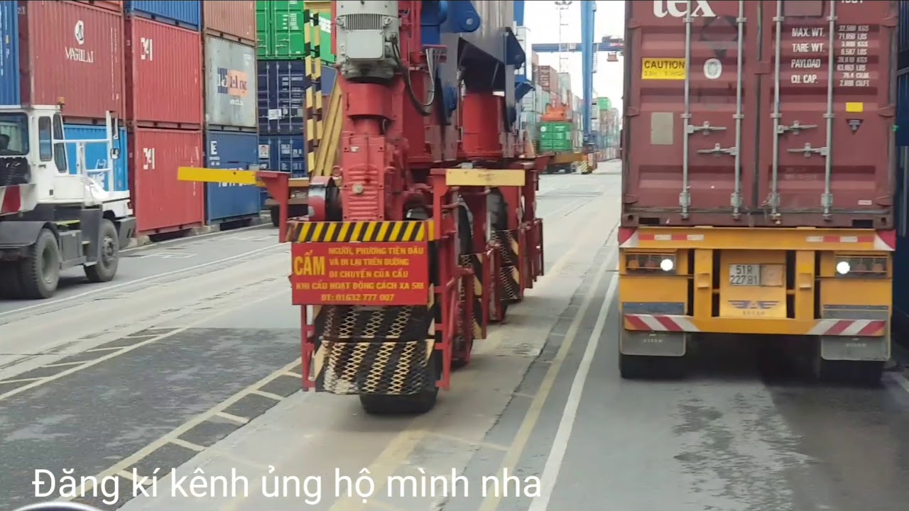 Xe container.  Xe cẩu khung trong cảng Cát lái
