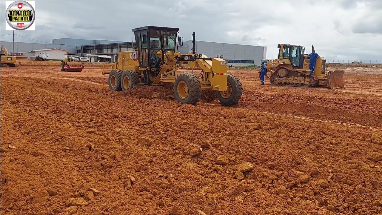Trator e motoniveladora cat 140k trabalhando camada de aterro