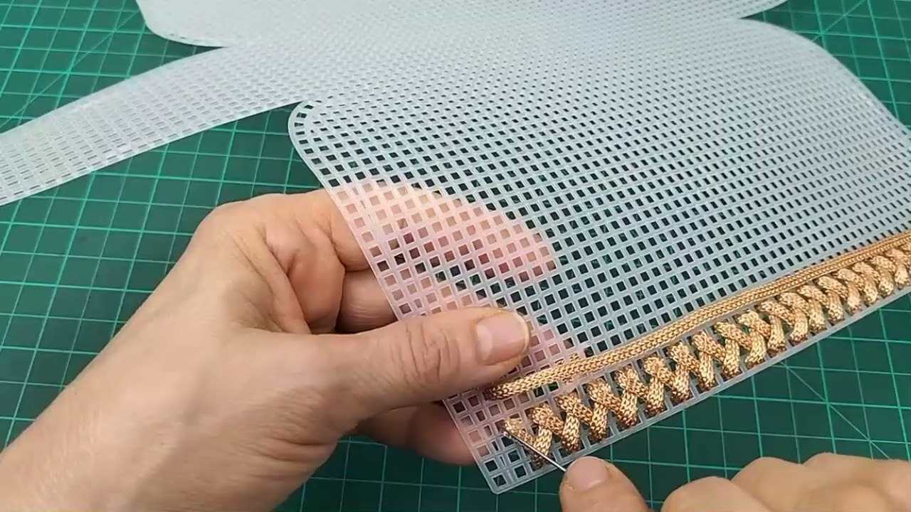 طريقة عمل غرزة جميلة علي البلاستيك الكنافاه مكتبة الغرز plastic canvas stitches library