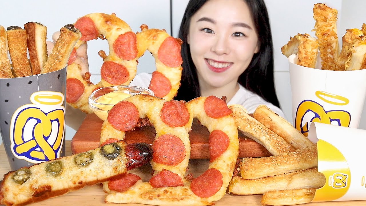SUB) ASMR Крендель Мукбанг 🥨 Тети Анны Крендели с крем-сыром, Хотдог, Пепперони Хлеб Десерт
