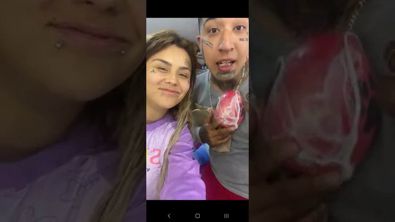 Mona y Geros  abriendo sus regalos del 14 de Febrero