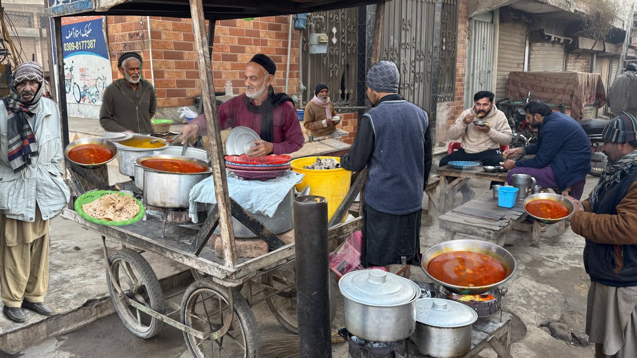 REAL CHEAPEST ROADSIDE PAKISTANI DESI BREAKFAST  😍 PURE DESI STREET FOOD VIBE – ROADSIDE DESI NASHTA