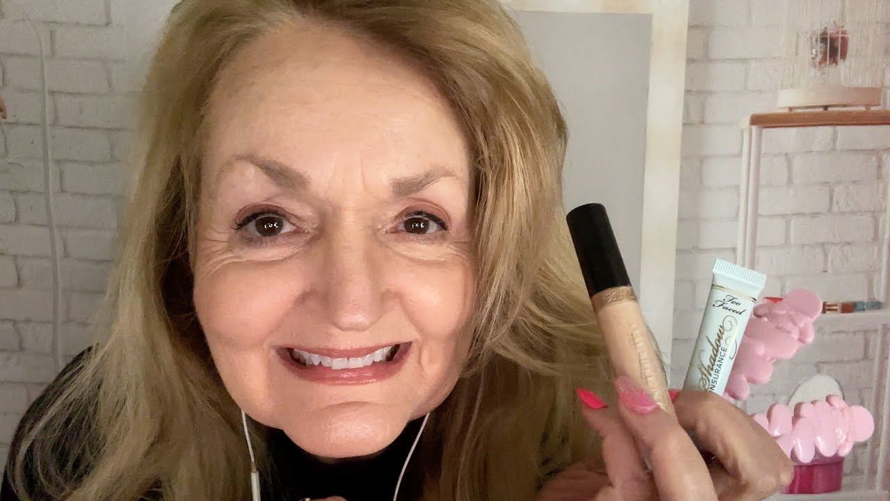 ASMR The Lady in the Makeup Store Role play💄(applying makeup on you and showing you products)