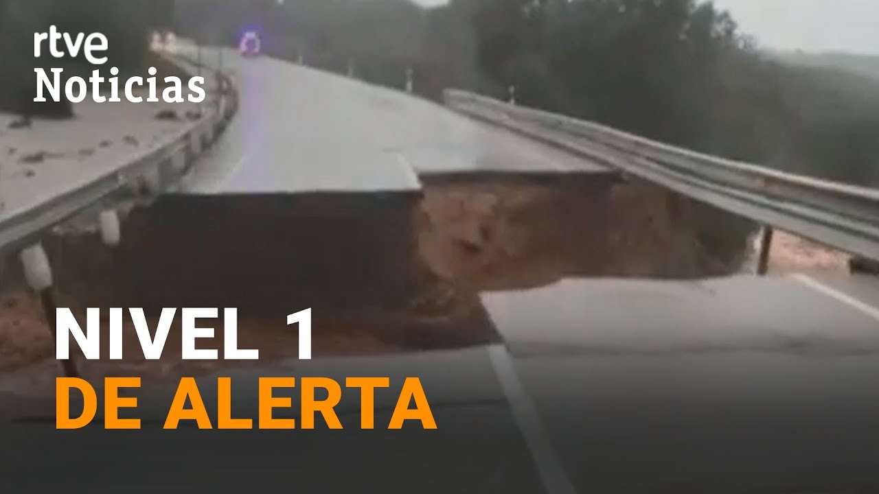 EXTREMADURA: La LLUVIA abre un ENORME SOCAVÓN en la CARRETERA que une CÁCERES y BADAJOZ | RTVE