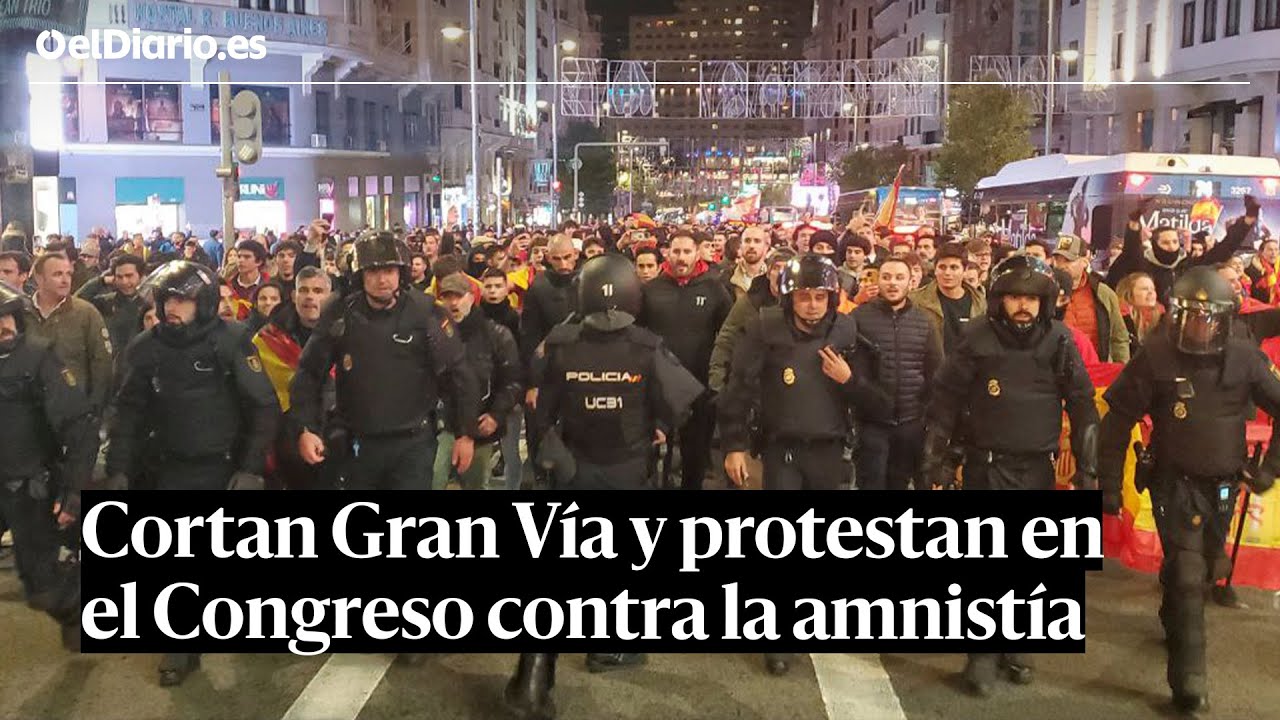 Manifestantes contra la amnistía CORTAN GRAN VÍA y se concentran frente al CONGRESO