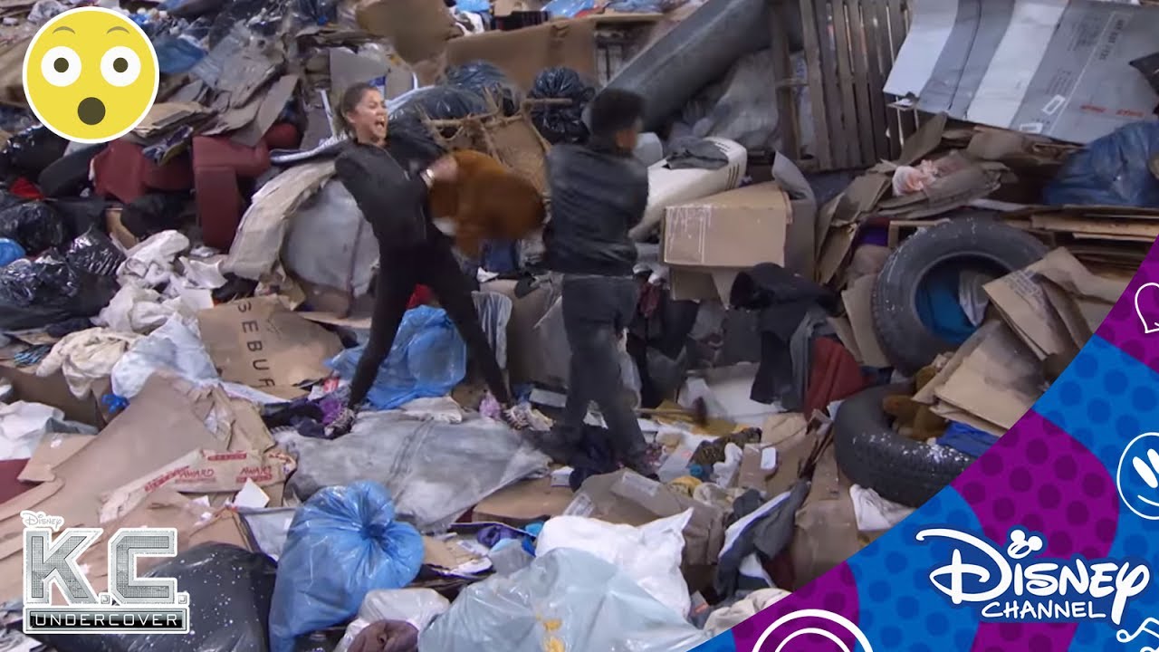 K.C. Undercover | Vuilnis gevecht | Disney Channel BE