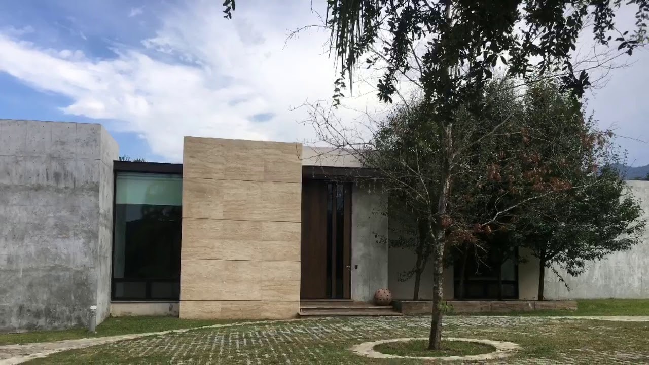 CASA EN VENTA  CARRETERA NACIONAL EL BARRIAL  $47,000,000 Whatsapp 81•2442•4867