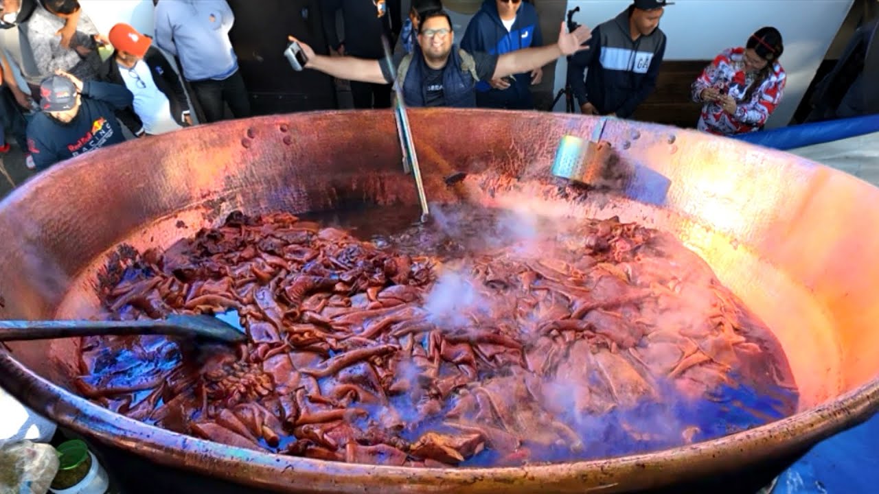 ¡MONSTRUO DE CARNE! Pitufo hace 2 TONELADAS de Carnitas Michoacanas en el Cazo MÁS GRANDE del Mundo