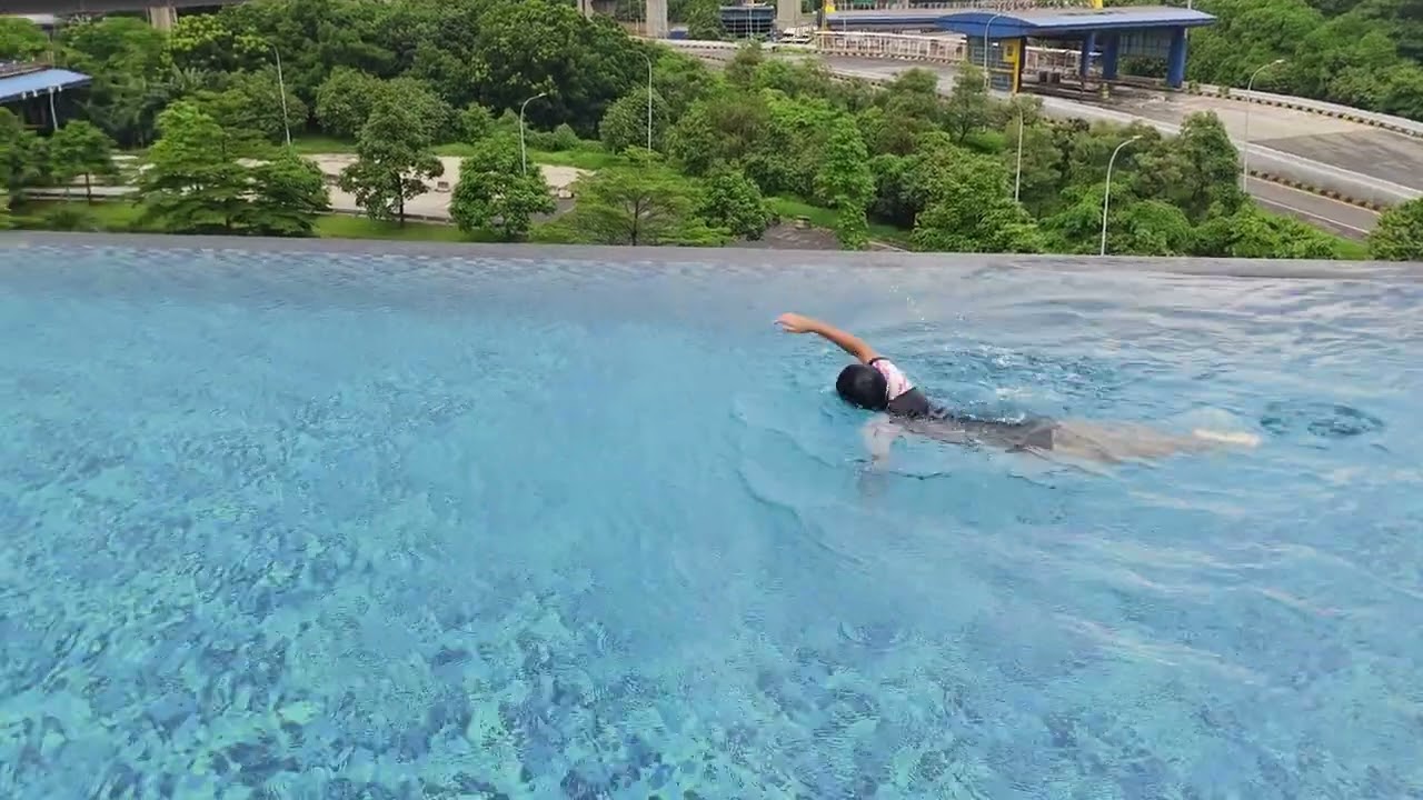 Aa Juna Beraksi#infinitypool #swimming #nuanzahotelbekasi