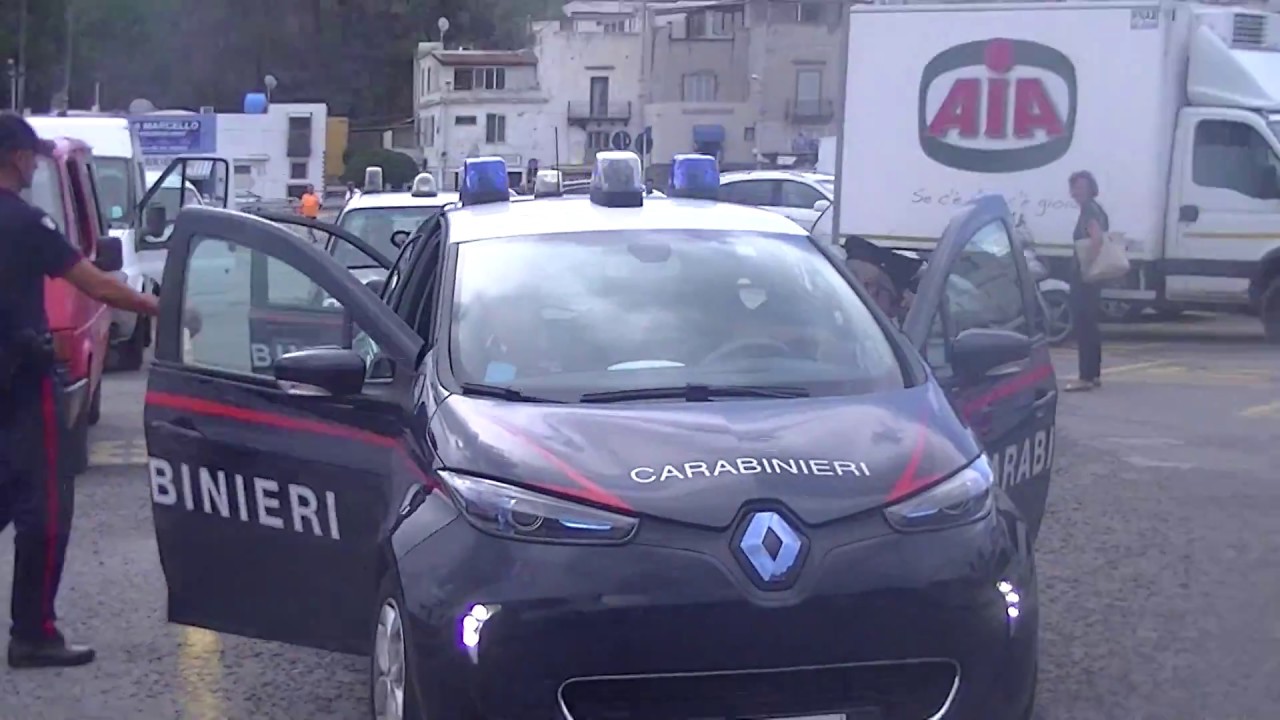 Rapina al Montepaschi. L'imbarco sulla motovedetta dell'Arma dei tre arrestati