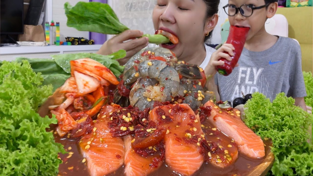 ตำแซลมอนกุ้งสดคะน้าอวบๆ