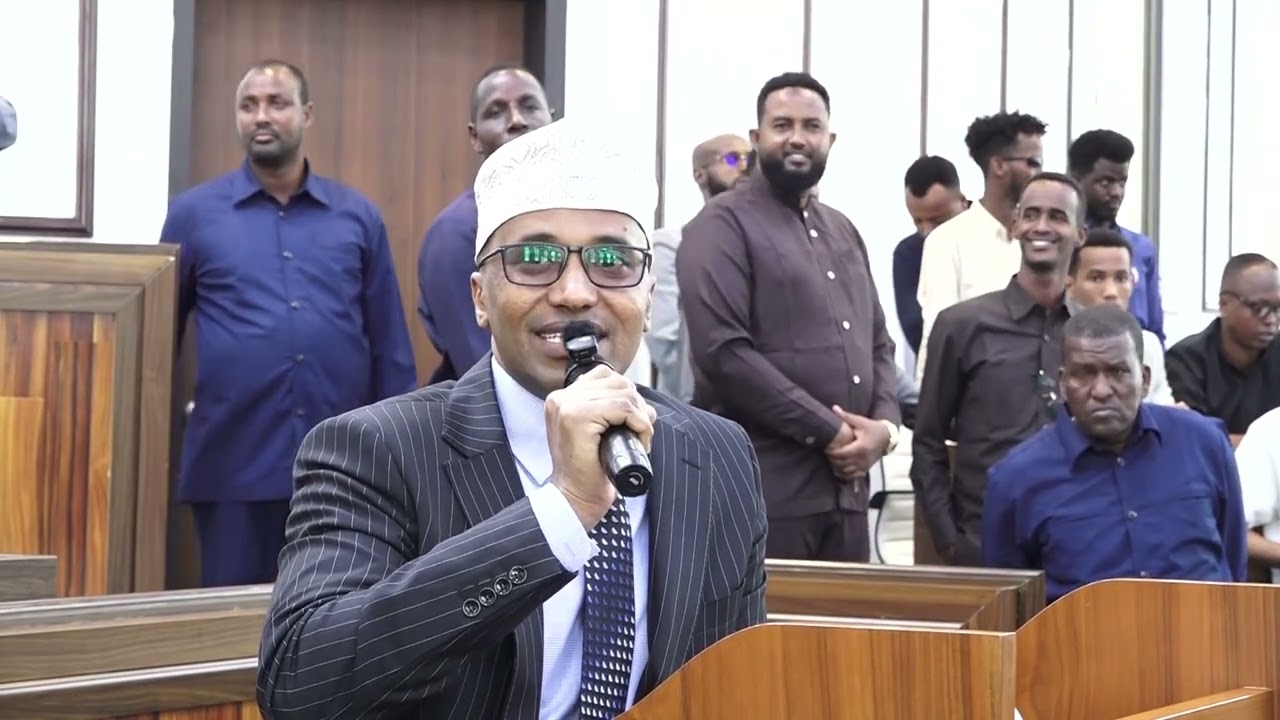 Guddoomiyaha Guddiga Dastuurka oo labada Aqalka ka dalbaday inay ka doodaan Dastuurka.