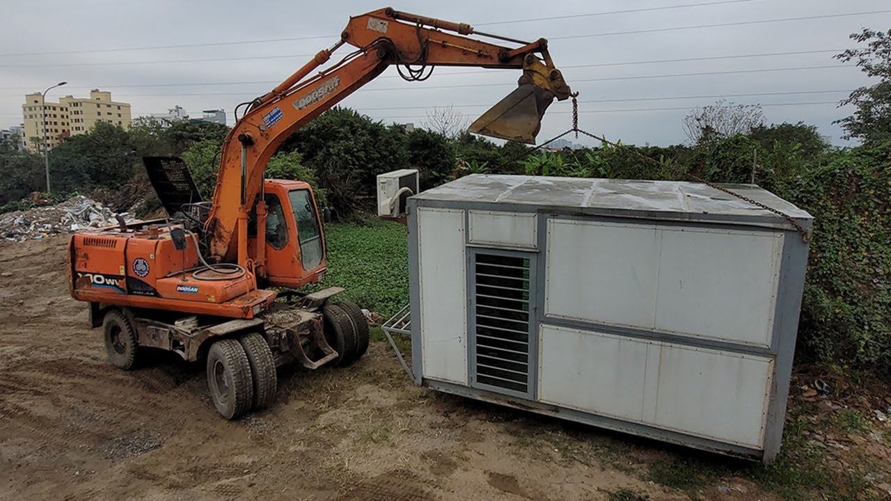 Unbelievable! Doosan Super Excavator Can Lift And Move Mobile Home