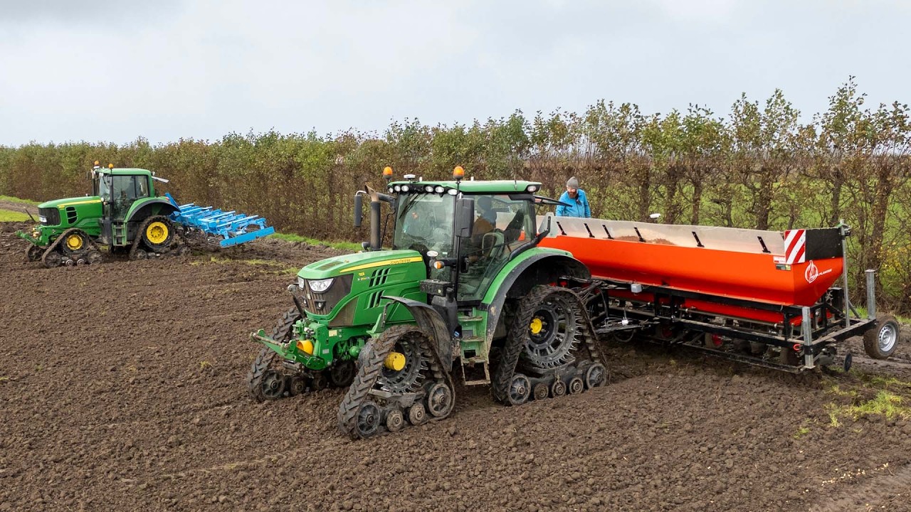 Start of season 2025 | 2x John Deere on tracks | Planting onion sets