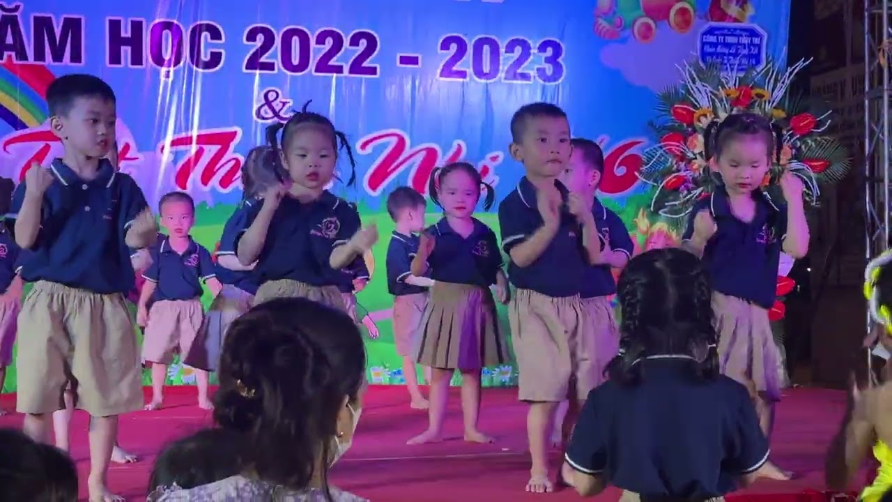 Gấu Thỏ biểu diễn văn nghệ