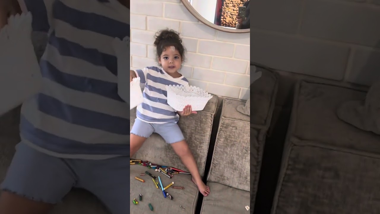 דניאלה החליטה לעשות מסיבת טושים וצבעים לבובות שלה בסלון, פיזרה את כל הצבעים בסלון. חכו לסוף