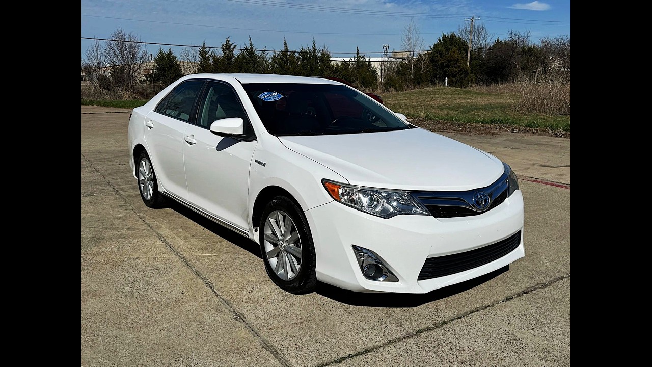 Этот гибридный Toyota Camry 2012 года выпуска, возможно, ЛУЧШИЙ подержанный автомобиль стоимостью...