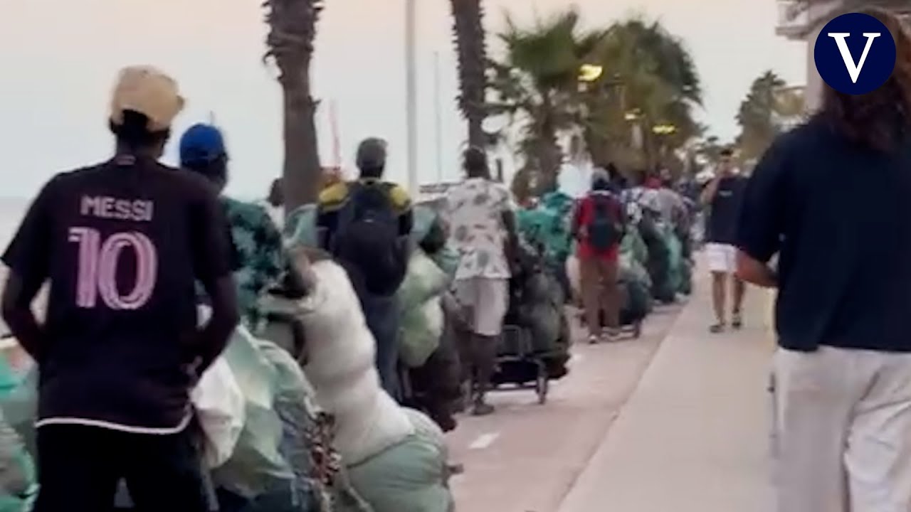 El 'top manta' persiste de noche en Cambrils pese a la presión policial de día