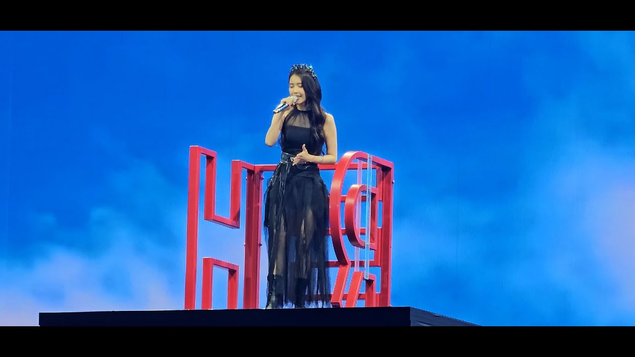 IU (아이유) - Berlin 240623 (1)