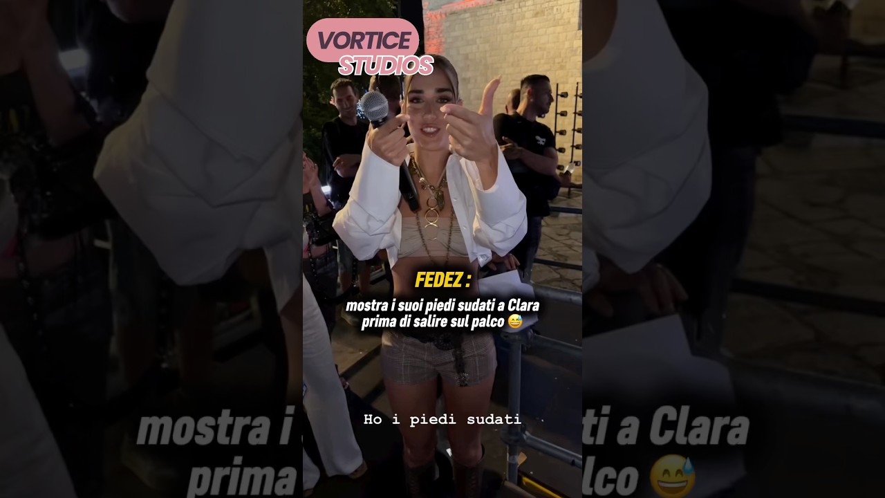 Fedez fa vedere i suoi piedi sudati prima di salire sul palco