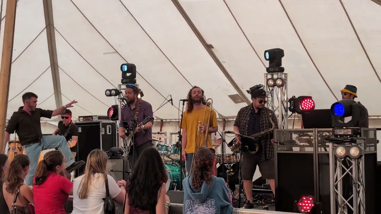 The Barefoot Bandits @wearetbb @festivalonthehills #tauntonracecourse