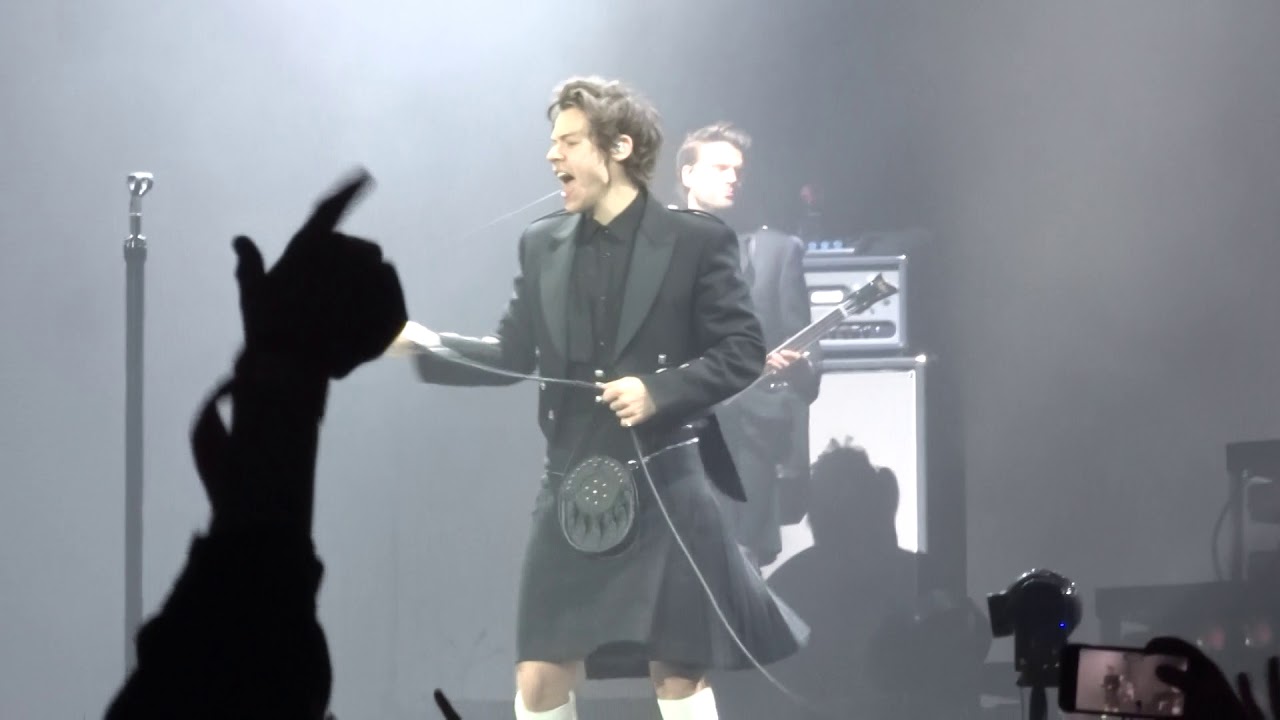 Harry Styles / What makes you beautiful ft. a banana and orange / Glasgow 14-04-2018