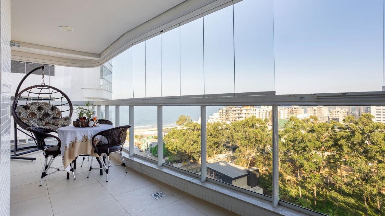Praia brava, um refúgio para os novos milionários que aqui chegam. Este apartamento é perfeito.