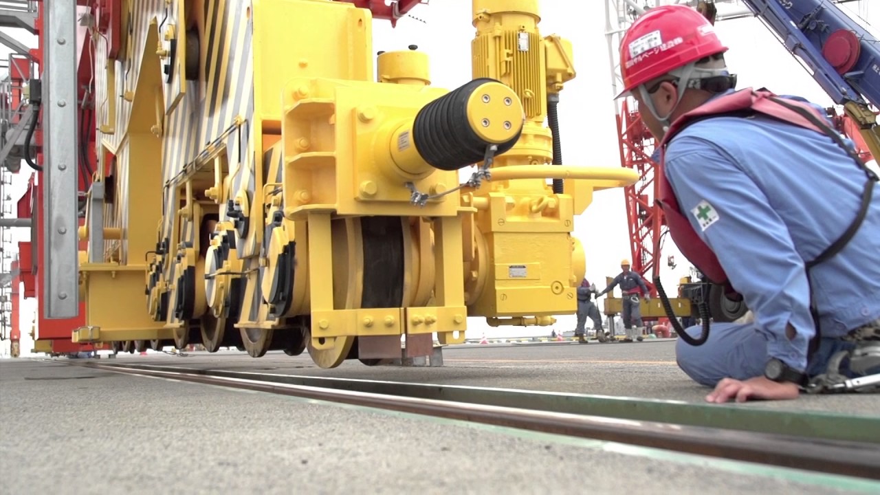 起重機船によるコンテナクレーンＮ－３号機設置作業２０１６