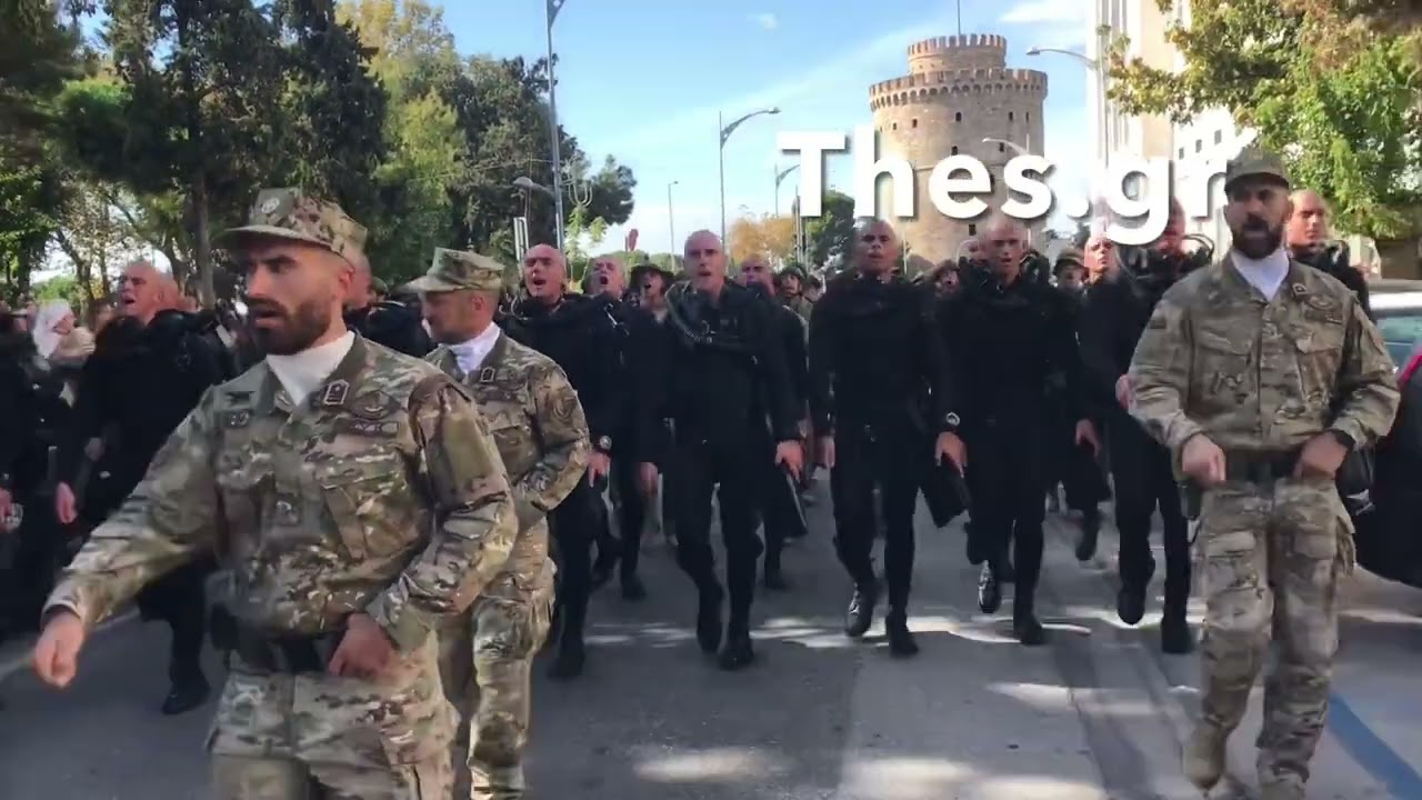 Θεσσαλονίκη: ΟΥΚάδες παρελαύνουν και τραγουδούν το «Μακεδονία Ξακουστή» μπροστά το Λευκό Πύργο
