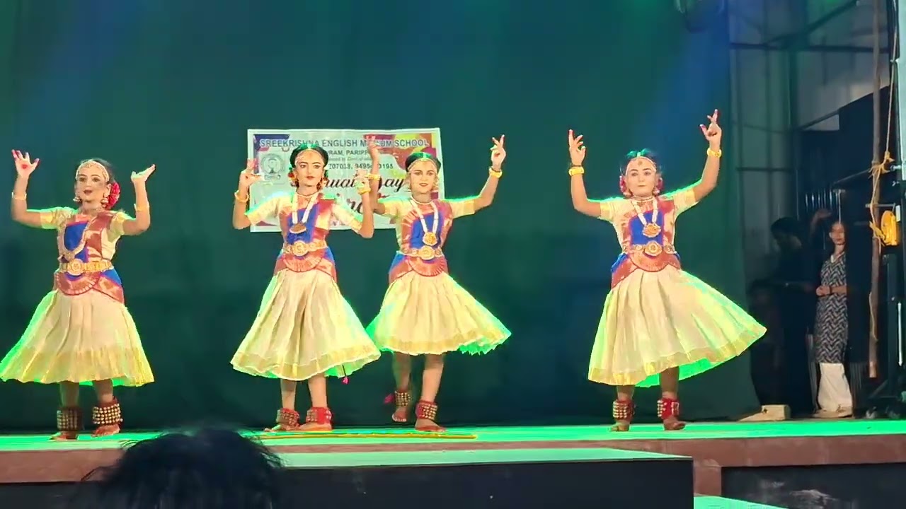 Pooja dance @sreekrishna english medium school #eesha adithi dhanasree vaiga🥰😍#dancevideo 