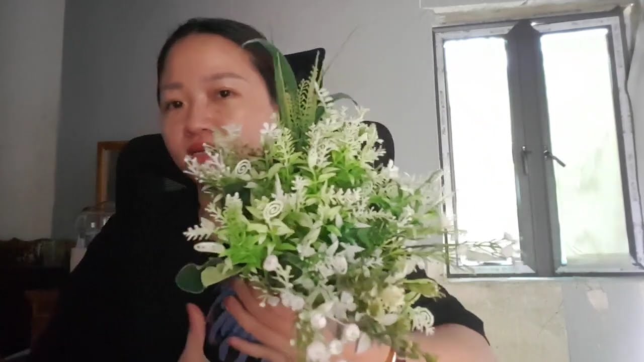 hướng dẫn cắm lọ hoa trà nhụy nhỏ màu trắng kết hợp với lá cây nhanh đơn giản