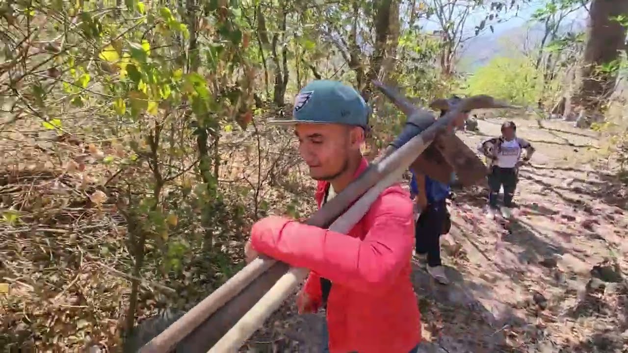 Don aquileo  y niña rosita  están alegres porque ya empezamos atrabajar  en su proyecto de el camino