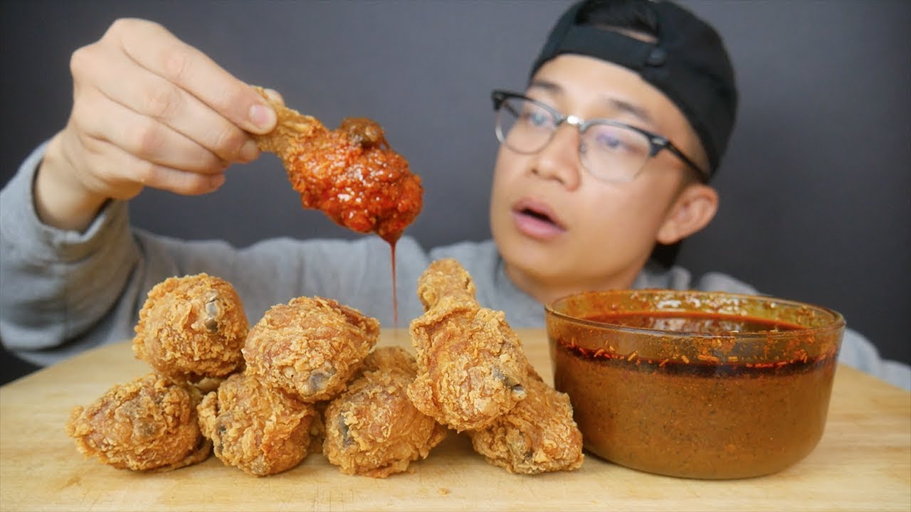 POPEYES FRIED CHICKEN DIPPED IN BLOVES SMACKALICIOUS SAUCE | Eating Show