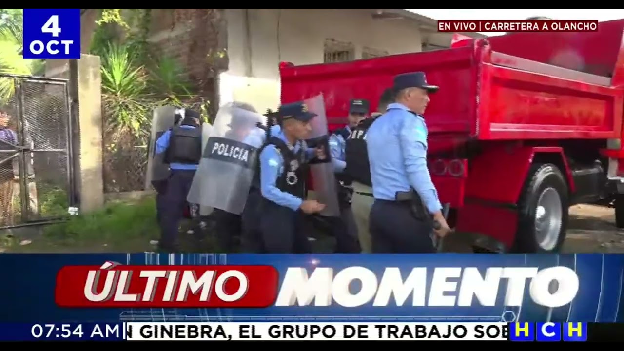 ¡Batalla campal! Con tanquetas, antimotines desalojan toma de carretera a Olancho; hay detenidos