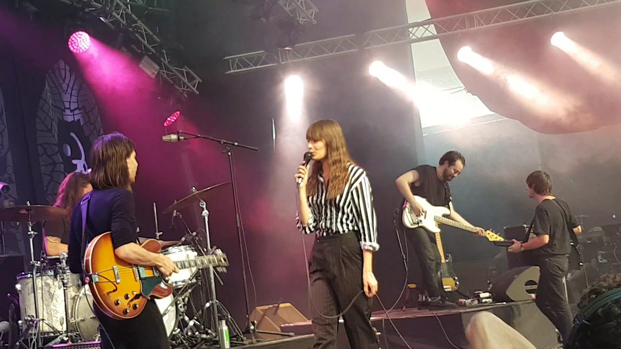 CLARA LUCIANI (Nue) au Festival de poupet Le 05.06.2019