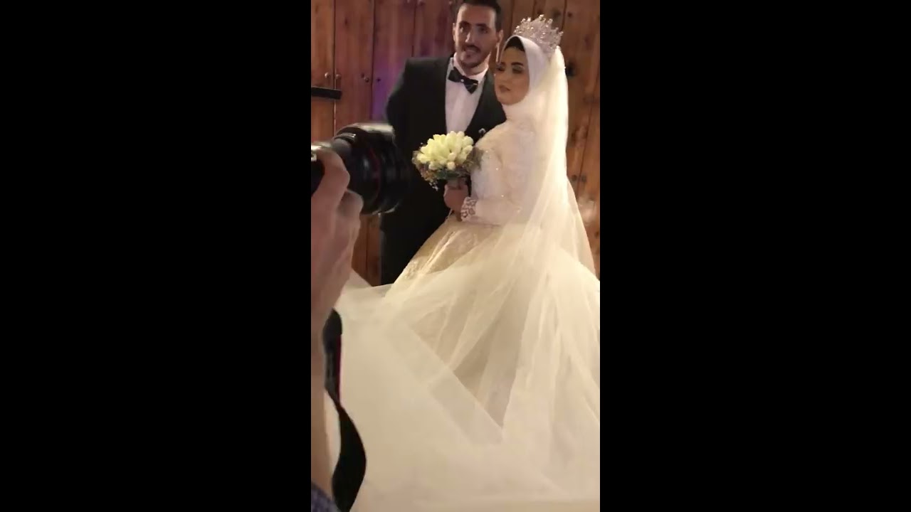 العريس بيبوسها والعروسه مكسوفه اوي منو 💃🏻😂