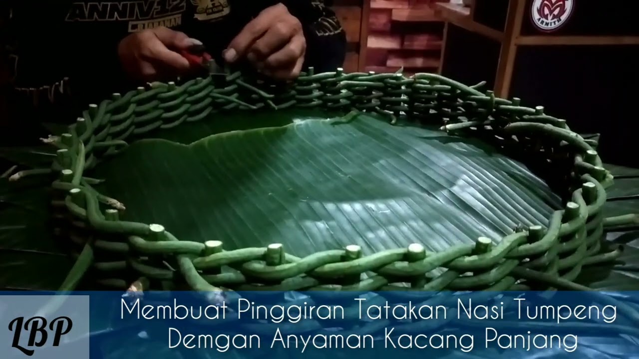 Tutorial Membuat Hiasan Tatakan Nasi Tumpeng dengan Anyaman Kacang Panjang
