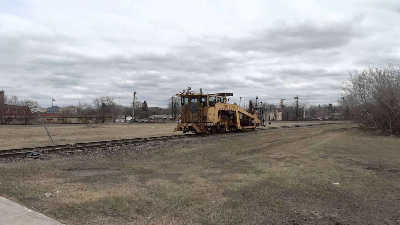 CN MoW Crossing Parker Avenue Crossing w/ Safetran Hybrid Bell (05/04/2014)