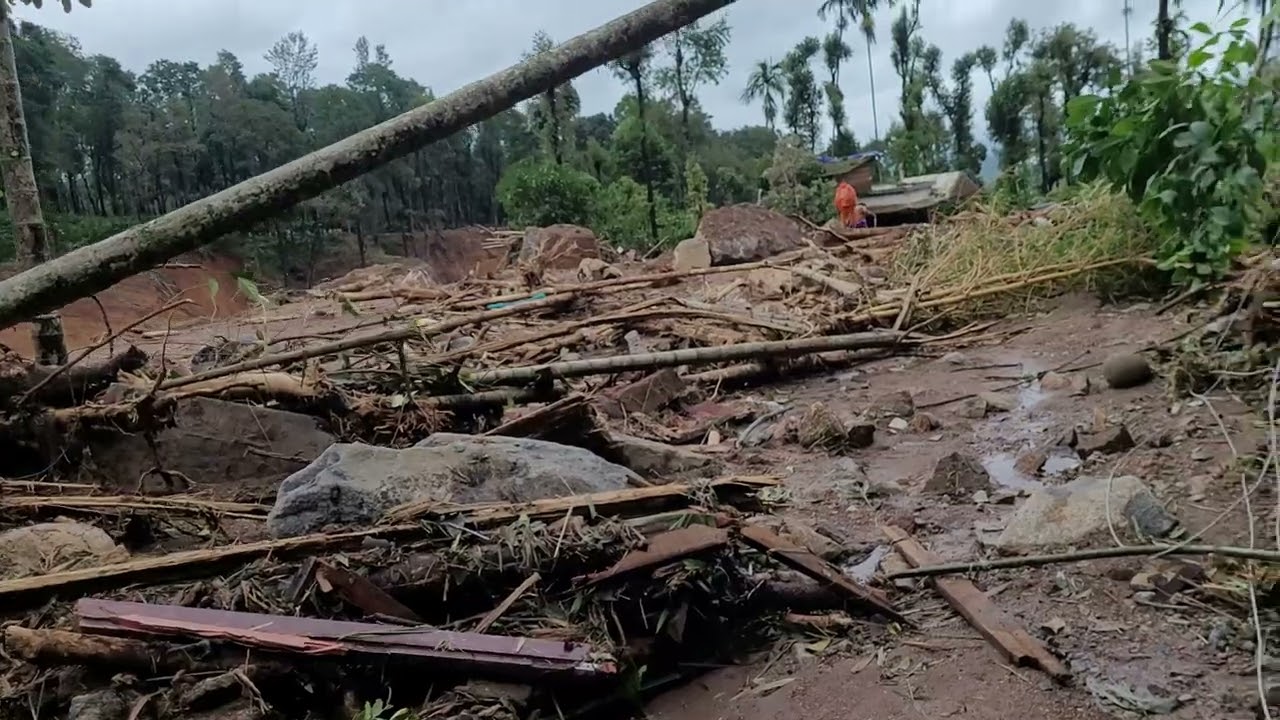 ഇവിടെ ഒരുപാട് വീടുകൾ ഉണ്ടയിരുന്നതാണ്.ചൂരൽമല ഉരുളപൊട്ടലിന്റെ ഹൃദയം നുറുങ്ങുന്ന കാഴ്ചകൾ.