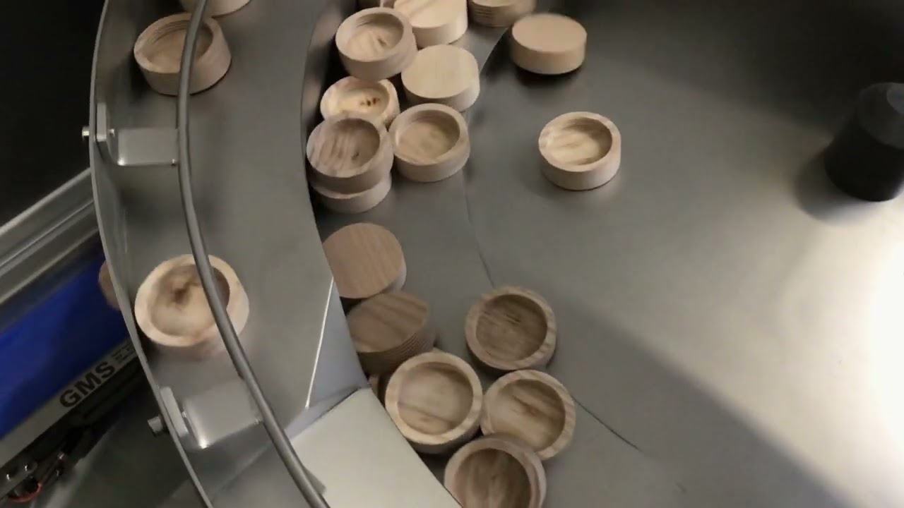 GMS: Turnkey feeding solution for wooden lids for the cosmetic sector. ( Bowl feeder )