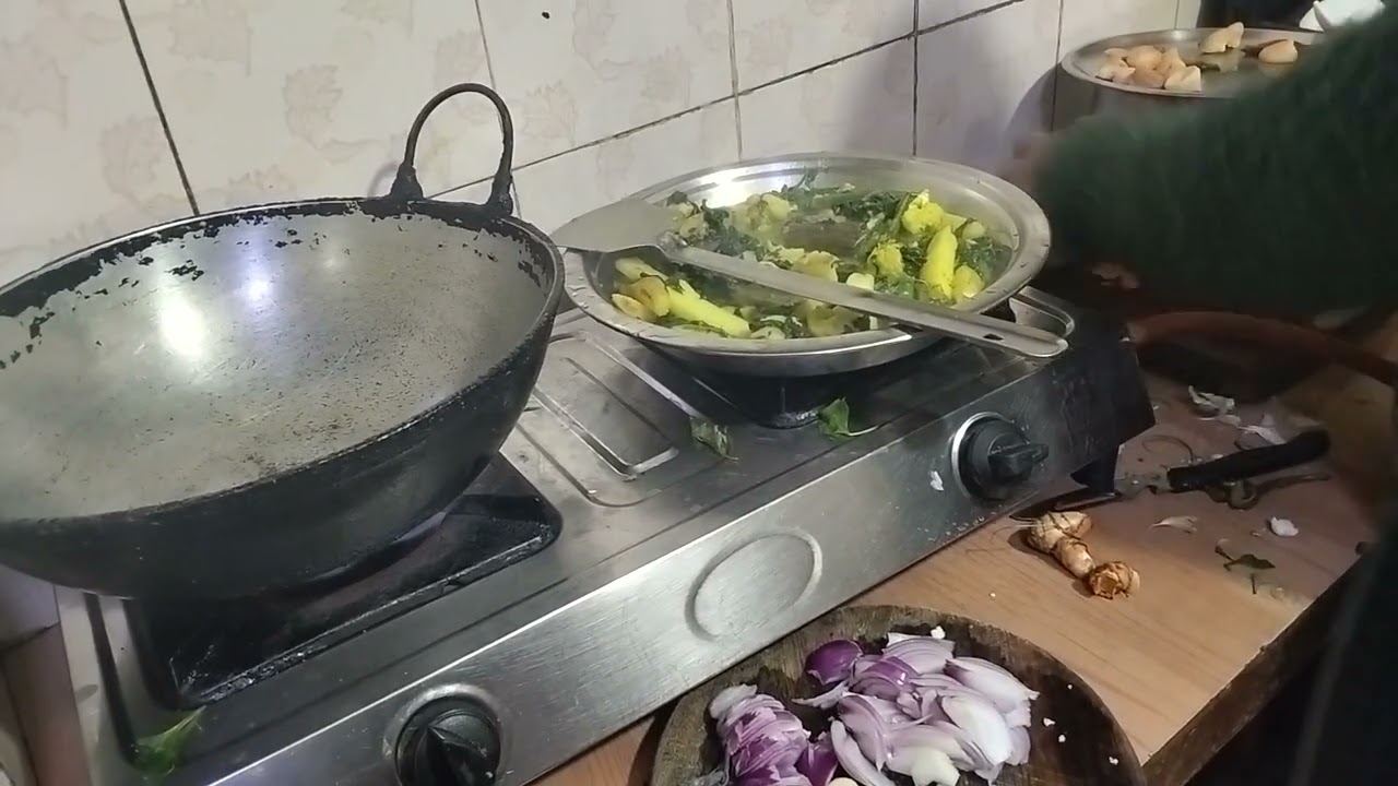Daal ki badi ke sath bathua sag ki ghanto
