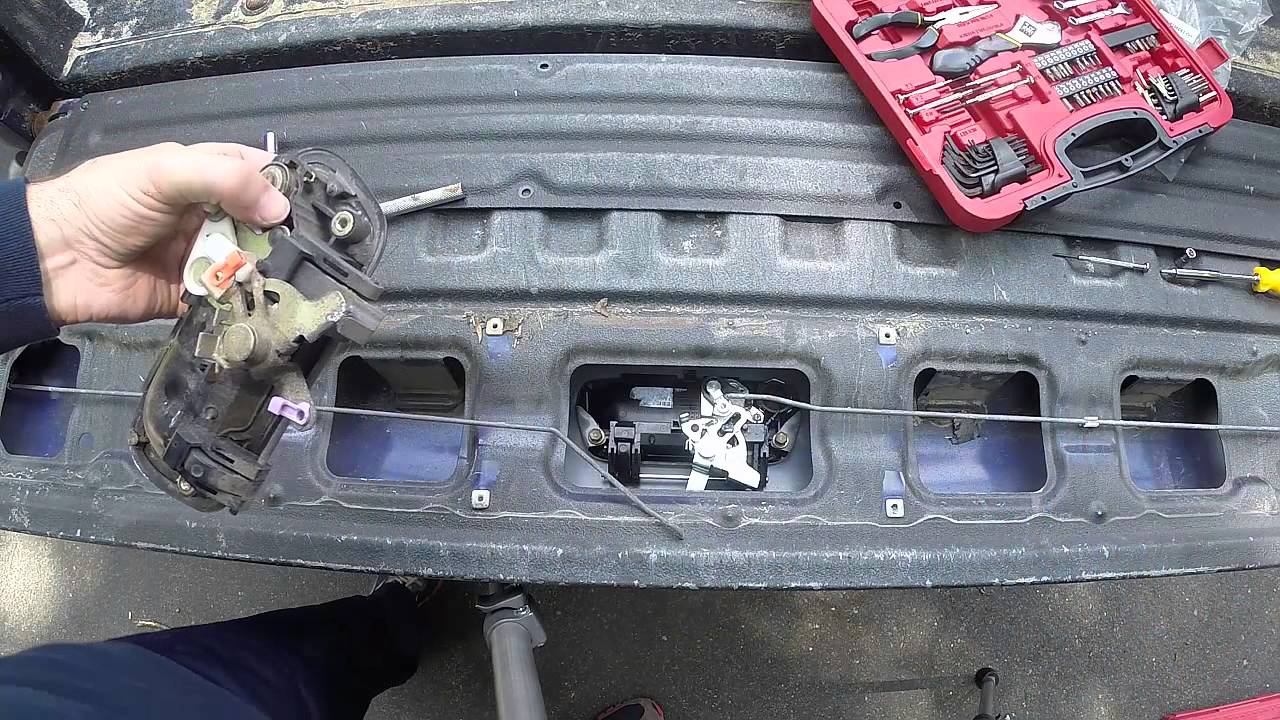 Toyota Tundra 1998-2004 tailgate latch replacement