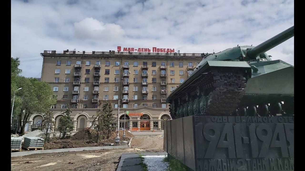Magnitogorsk - Czołg IS 8 (T10M) pod dawnym Kinem Mir