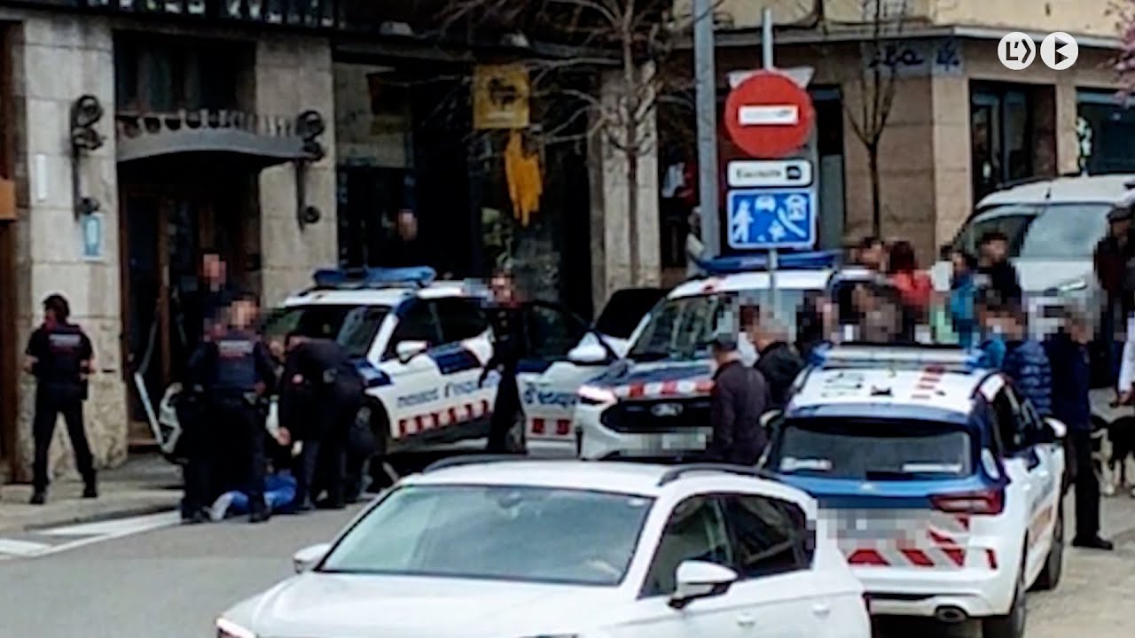 Tensió entre agents i amics d'un detingut a Berga