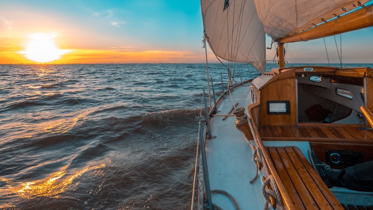 Sailing Classic wooden sailboat Sylene 4k
