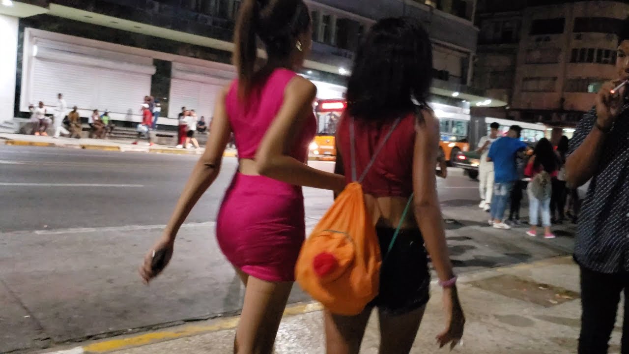 HAVANA CUBA STREET NIGHTLIFE ( 4K ) || iam_marwa