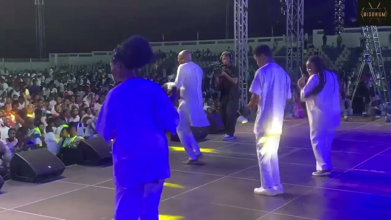 Bisdrum is Grooving 🔥🔥on Stage with DSP KOFI SARPONG 👮🏾‍♀️